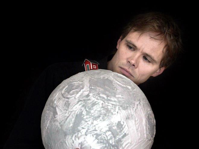 Ay'n yzeyine konmas planlanan ilk ev bugn  yola kt. Minik evin arkasndaki sanat, 25 yldr bu hayalini gerekletirmeye alyor.