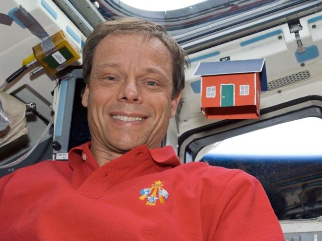 SANATSAL BR HAYAL    ?Moonhouse? (Ay Evi) ad verilen bu minyatr yap, klasik sve evlerinden ilham alyor. 12 cm uzunluunda, 8 cm geniliinde ve 10 cm yksekliindeki ev, Ay yzeyine beyaz keleri olan krmz bir sve evi eklemek gibi iirsel bir fikri temsil ediyor.