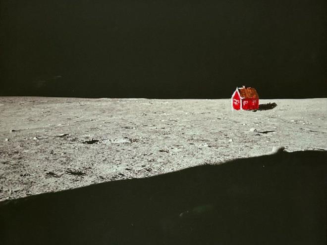 AY'A YOLCULUK     Moonhouse, Japonya merkezli ispace?in Resilience arac tarafndan Ay?n Mare Frigoris blgesine braklacak. sveli mhendis Emil Vinterhav liderliindeki ekip, minyatr evin Ay yolculuu srasnda karlaaca zorluklara dayankl olmas iin iki yl boyunca tasarm ve test almalar yrtt.