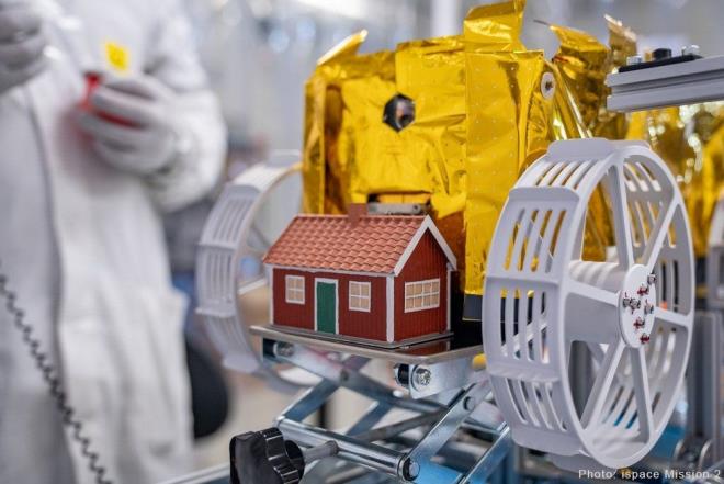 4 AY SONRA LK FOTORAFLAR     Resilience?n, 4 ay iinde Ay yzeyine ini yapmas planlanyor. Evin braklmasnn ardndan keif arac Tenacious, bu sanatsal projeyi grntlemek iin fotoraflar ekecek.