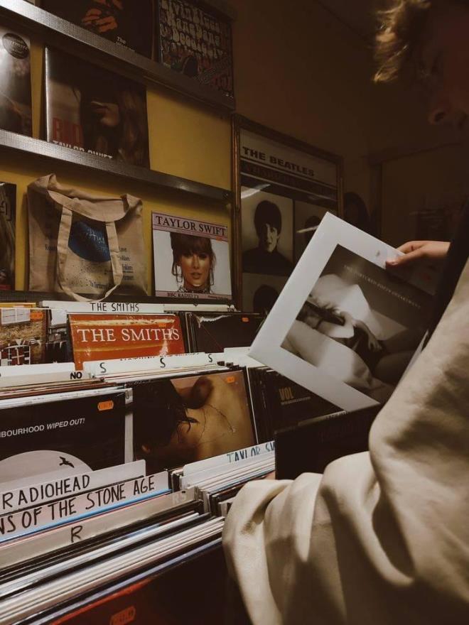 yle ki Taylor Swift, Adele ve Billie Eilish gibi dnyaca nl yldzlar da albmlerini vinil plak olarak yaymlayarak bu furyaya katld.