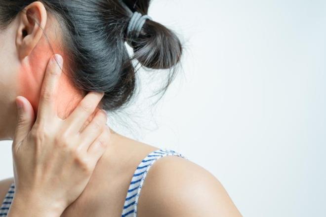 Enfeksiyon kroniklemise ve uyguladmz medikal tedavilere ramen kulak zar kendini onaramyorsa cerrahi tedavi yapmak gerekebilir. Kulak zar yrtn; kkrdak veya kiinin kendi vcudundan (rnein; kulak arkasndan) alacamz ba dokusu (fasya) ile mikroskobik veya endoskopik olarak tedavi edebiliyoruz? diyor.