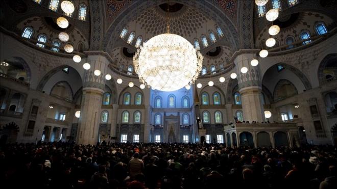 2025 KURBAN BAYRAMI NE ZAMAN?<p>    Diyanet leri Bakanl tarafndan yaymlanan 2025 yl dini takvimi sonrasnda Kurban Bayram tarihleri belli oldu.<br>    2025 ylnda Kurban Bayram, 6 Haziran 2025 Cuma gn balayacak ve 9 Haziran 2025 Pazartesi sona erecek. 4 gn srecek olan bayram 6-7-8-9 Haziran tarihlerinde idrak edilecek.<br>    5 Haziran Perembe gn ise Kurban Bayram arefesi eda edilecek.