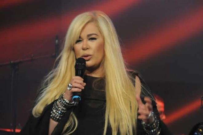 "Kyamam", "Her ey Seninle Gzel" ve "Sevmek Gnahsa Eer" gibi efsanevi paralarla mzik dnyasnda frtnalar estiren nl sanat Zerrin zer, katld bir programda ok zel itiraflarda bulundu.