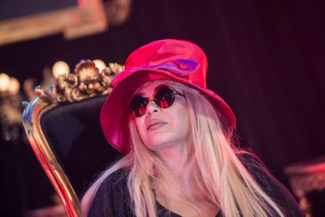 OCUK KONUSU AILINCA DUYGUSAL ANLAR YAADI    Usta sanat, herkesin merak ettii "ocuk" sorusu karsnda ise duygusal anlar yaad. ''Anne olmadm iin ok pimanm." ifadelerini kullanan zer, yle konutu:    "Yaadm en byk pimanlk ocuk yapmamak.