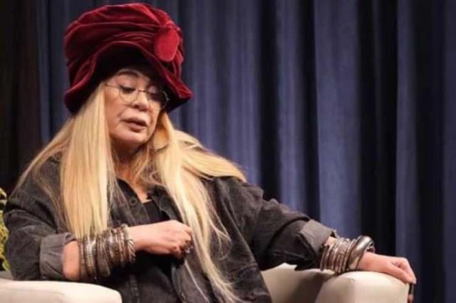 "BU AKLIM O ZAMANLARDA OLSAYDI ASLA EVLLK YAPMAZDIM"    Hem meslek hayat hem zel yaants hakknda konuan zer, sunucunun "Hayatnzda biri var m, ak var m?" eklindeki sorusuna, "Hayatmda kimse yok. Bunu bilemem, yarnn ne getireceini bilemem.