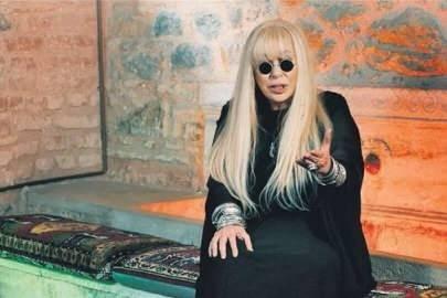 "BABA SEVGLS OLMADAN BYDM''    "Hayatta en sevdiim ey sevgi" diyen nl sanat, aklamalarn,"Annem ve babam ben ok kkken boandlar. Anne baba kavgalaryla bydm. Babamzdan korkardk. Bunlar ok yanl eyler.