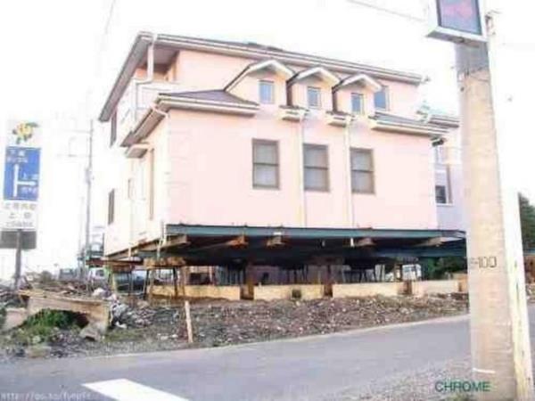 Mhendis ve mimarlarn tasarladklar 'ilgin' ev, i yerleri gibi yaptlar, normalin dnda olunca insanlar etkileyebiliyor.