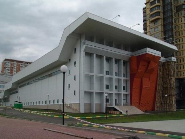 Mhendis ve mimarlarn tasarladklar 'ilgin' ev, i yerleri gibi yaptlar, normalin dnda olunca insanlar etkileyebiliyor.