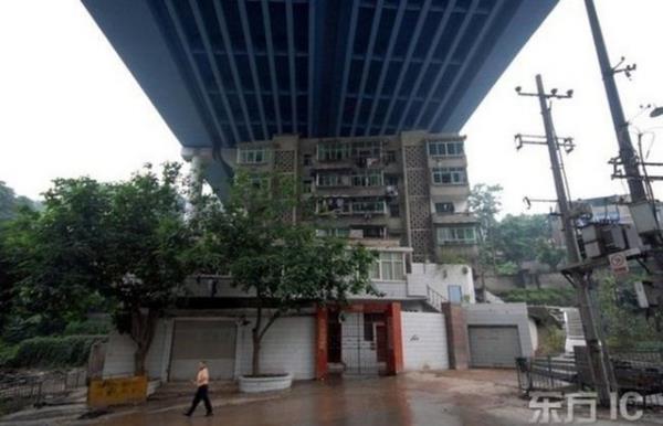 Mhendis ve mimarlarn tasarladklar 'ilgin' ev, i yerleri gibi yaptlar, normalin dnda olunca insanlar etkileyebiliyor.