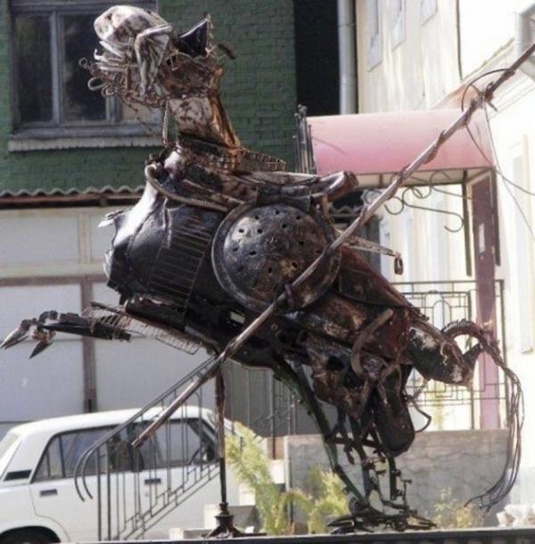 Mhendis ve mimarlarn tasarladklar 'ilgin' ev, i yerleri gibi yaptlar, normalin dnda olunca insanlar etkileyebiliyor.