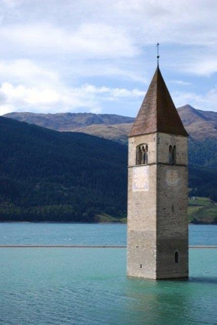 Mhendis ve mimarlarn tasarladklar 'ilgin' ev, i yerleri gibi yaptlar, normalin dnda olunca insanlar etkileyebiliyor.