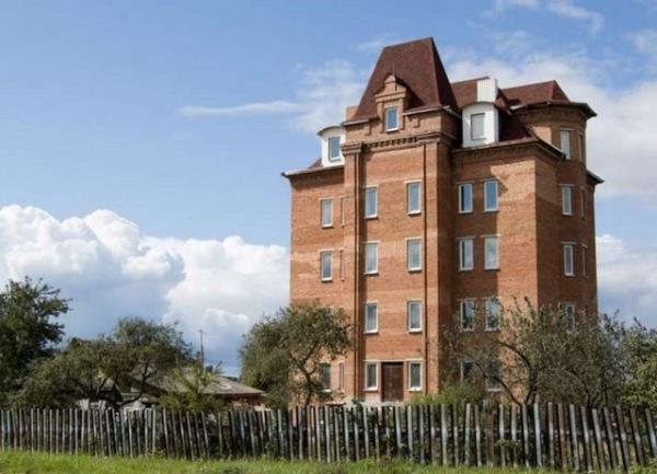 Mhendis ve mimarlarn tasarladklar 'ilgin' ev, i yerleri gibi yaptlar, normalin dnda olunca insanlar etkileyebiliyor.