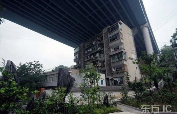 Mhendis ve mimarlarn tasarladklar 'ilgin' ev, i yerleri gibi yaptlar, normalin dnda olunca insanlar etkileyebiliyor.