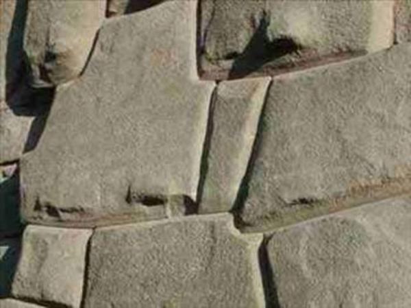 <p><b>Harsz ta set</b></p>  Peru'nun Cusco blgesindeki bir nka kalesinin etrafn 360 metre boyunca zikzak yaparak saran 9 metrelik setlerin yapmnda, tanesi 300 tona varan kireta bloklar kullanlm. Ancak hi har kullanlmamasna ramen bu kayalar, arasna bak bile sokulamayacak kadar mkemmel yerletirilmi.