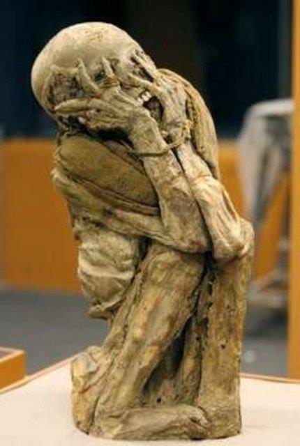 <p><b>lk tablosunun mumya versiyonu</b></p>  Gney Amerika'da Amazon blgesinde mezar ve tapnak olarak kullanlan gizli bir yeralt maarasnda bulunan 600 yl ncesine ait bir dzine mumya, bilim dnyasnda byk heyecan yaratt.