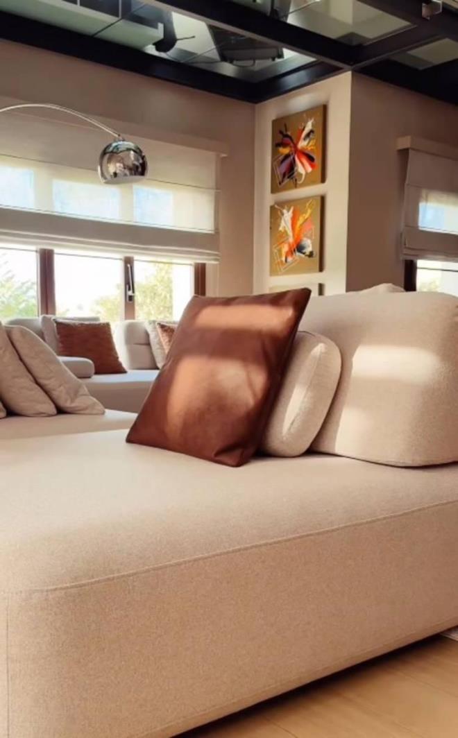 Altu ei Yamur Atacan ve kz Su ile birlikte yaad lks evini yaynlad.