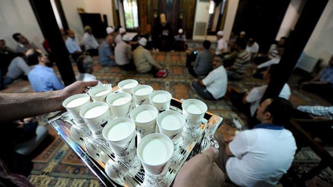 Mira Kandilinde st neden iilir ve fazileti nedir gibi sorular, mbarek gnde merak edilen konular arasnda yer alyor. 26 Ocak Pazar gn idrak edilecek olan Mira Kandili'nde gndznde orulu olmak ve kandili byle karlamak gerektii alimler tarafndan tavsiye ediliyor. Diyanet kaynaklarnda yer alan bilgilere gre Mira Kandili'nde st imenin nemi yle anlatlyor; Mira gecesinde Peygamber efendimizde 3 bardak iinde st, erbet ve bal ikram edilmi, efendimiz st tercih etmitir. Peki, Mira Kandili'nde st imek sevap m? te, ayrntlar.