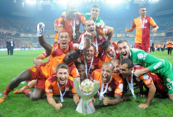 -Lig tarihinde 56. sezona giren son iki yln ampiyonu Galatasaray, ezeli rakipleri Fenerbahe ve Beikta gibi tm sezonlarda yer alrken, 19 kez ampiyonluk ipini gsledi...