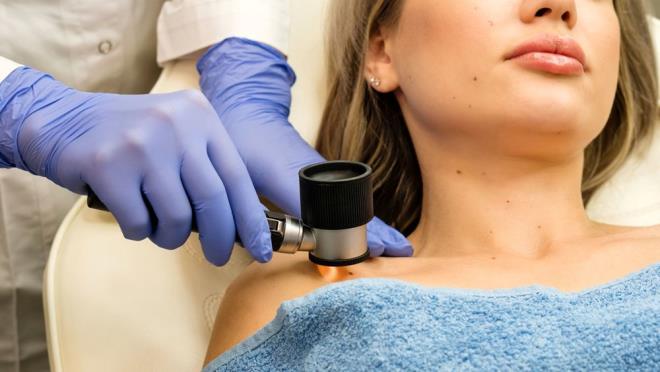 BEN VE KANSERL HCRE ARASINDAK FARK    Asimetri: Bir benin bir yars dier yarsyla uyumuyor.  Snr dzensizlii: Bir benin kenarlar przl, entikli veya bulank.  Renk deiimi: Benin kahverengi, ten rengi, siyah veya bazen krmz, beyaz veya mavi lekeleri gibi deien renkleri vardr.  ap: Ben 6 milimetreden byktr (yaklak bir kalem silgisinin boyutu).  Evrimleme: Benin boyutu, ekli veya rengi deiiyor.