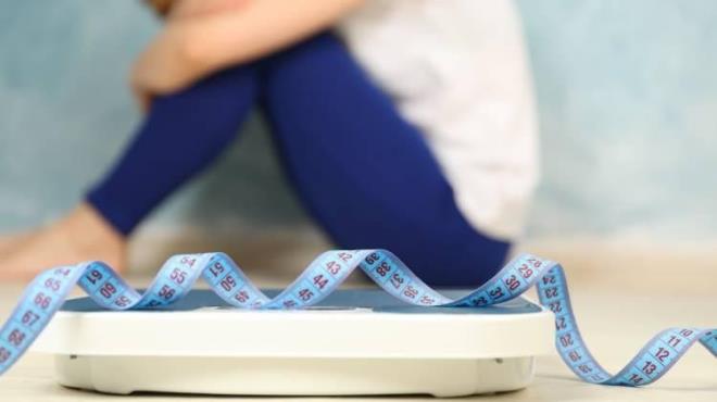 TROT BEZLER YAVA ALIIYPRSA DKKAT    Hormonal dengesizliklerin de kilo almnda nemli rol oynadn dile getiren Dyt. Kleolu, "rnein, tiroit bezlerinin yava almas (hipotiroidi), metabolizma hzn drerek vcudun enerji yakma kapasitesini kstlar. Ayn ekilde, inslin direnci veya polikistik over sendromu gibi metabolik rahatszlklar da kilo almay kolaylatrr. Son yllarda yaplan aratrmalar, barsak mikrobiyotasnn da kilo zerinde etkili olduunu gstermektedir. Salkl bir barsak mikrobiyotas, enerji dengesini ve metabolizmay olumlu ynde etkilerken; dengesiz bir yap kilo artna neden olabilir" dedi.