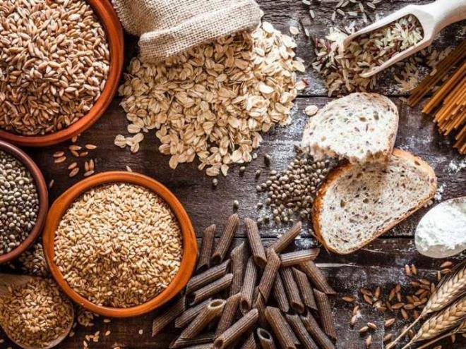 'TAM TAHILLI RNLER TKETLEBLR'    Tok tutan yiyeceklerin genellikle lif ve protein asndan zengin besinler olduunu belirten Uzm. Dyt. Kleolu, "Tam tahll rnler (rnein yulaf, kepekli ekmek), sebzeler (rnein brokoli, spanak) ve baklagiller (mercimek, nohut) uzun sre tokluk hissi salar. Ayrca, salkl yalar ieren avokado, ceviz ve zeytinya da tokluk hissini artrabilir. Protein kaynaklar arasnda ise yumurta, yourt, tavuk ve balk ne kar. Bu yiyecekler, sindirimi yavalatarak ve midenin doluluk hissini artrarak uzun sre tok kalmay destekler" aklamasnda bulundu.