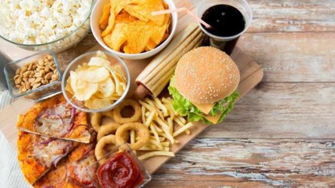 'LENM GIDALARDAN UZAK DURULMALI'    Kilo almaya alrken dikkat edilmesi gerekenleri anlatan Uzm. Dyt. Kleolu, unlar syledi:"Kilo alma srecinde arya kamamak ve sal n planda tutmak esastr. lenmi gdalardan, rafine ekerlerden ve trans yalardan uzak durulmaldr. Bu tr gdalar ksa vadede kilo almay kolaylatrsa da uzun vadede ciddi salk sorunlarna yol aabilir. Hedeflenen kilo alm hz, haftada 0.5-1 kg arasnda olmaldr. Daha hzl kilo alm, vcudun yalanmasna neden olabilir ve bu da salkl bir sre deildir."