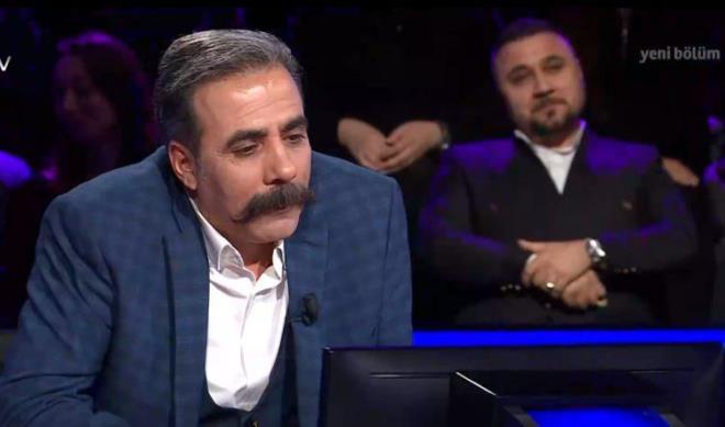 "A- Penesini gstererek kkredi", "B- Miyavlayp patisini uzatt", "C- aha kalkarak drtnala uzaklat" ve "D- Bal z toplamak iin kovandan ayrld" seenekleri arasnda dnen yarmac "A" kknda karar kld.