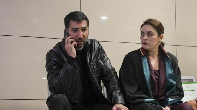 BAKA BR GN DZS 1. BLM ZET    ki kz ve ei Serdar'la birlikte yaayan Nehir'in mutlu dnyas bir gn Serdar'n birdenbire ortadan kaybolmasyla alt st olur. Serdar' bulmaya alrken bir sredir ara verdii avukatla da dnmek zorunda kalr. Bu srada Tuna ile tanr.Tuna'nn daha sonra hayatnda byk bir yer edeceinden henz habersizdir. Nehir, bir yandan babalarnn yokluuyla sarslm kzlar iin ayakta durmaya alrken; dier yandan Serdar' bulmak iin rpnyordur.  Ancak onu ararken kefettikleri, evliliinin hi de sand gibi olmadn, ona kocasn hi tanmadn dndrr.