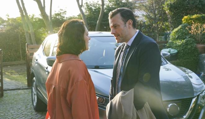 Baka Bir Gn 30 Ocak Perembe akam ilk blmyle ekranlara gelmeye hazrlanyor. Senaryosunu Rana Mamatlolu ve Bekir Baran Stk'nn kaleme ald, ar Bayrak'n ynetmen koltuunda oturduu dizinin kadrosunda Ezgi Mola, Salih Bademci, Berkay Ate, kran Oval, Onur Bilge, Elin Afacan, Melisa Dou, zlem almaz, Ezgi elik, Merve Ate ile usta oyuncular Nur Srer, Avni Yaln ve Meral etinkaya gibi nemli isimler yer alyor.