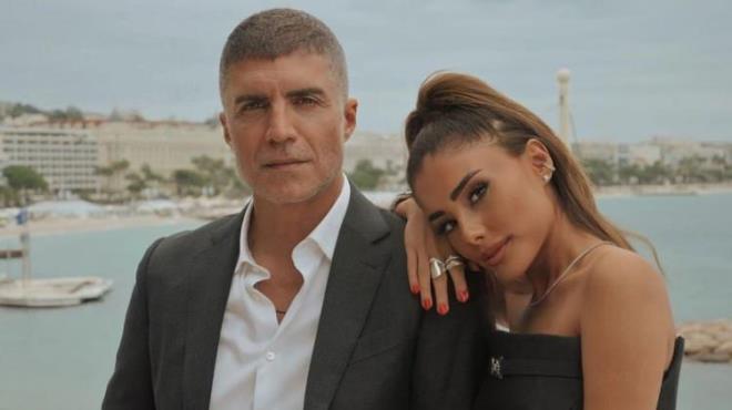 Aabey - karde, o dnem sosyal medyadan manidar paylamlarla birbirlerini sulamt.  <br>  zcan Deniz, Sezen Aksu'nun 'Ahdm Olsun' arksn ekledii bir hikyesinde; "Siz ka aile ferdi tarafndan ihanete uradnz? Ka ykm yaattlar size ve tekrar ayaa kalktnz? Mutluluunuz ka kiinin mutsuzluu oldu? Ka en yaknnzdaki kii sizi sadece gelir kaps olarak grd ve o kapy kapattnzda adnzn yanna kocaman bir sfr koydu?" diyerek iini dkmt.