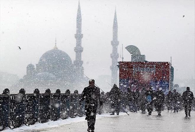 STANBUL VALLNDEN UYARI    Valiliin sosyal medya hesabndan yaplan aklamada, Meteoroloji Genel Mdrlne gre hava scaklnn 4 ubat Sal gn decei, 5 ubat aramba gnnden itibaren 6 ila 12 derece azalarak blge genelinde mevsim normallerinin altna ineceinin tahmin edildii belirtildi.