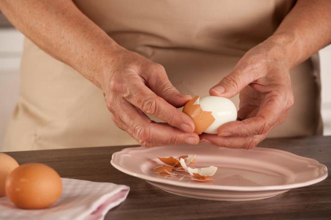 Ancak, bazı kişilerin günde ikiden fazla yumurta yemesine izin verilmez! Yumurta tüketimiyle ilgili yaygın bir endişe kolesterol içeriğidir. Yumurtalar diyet kolesterolü içerse de, araştırmalar çoğu insan için kan kolesterol seviyeleri üzerinde minimum etkiye sahip olduğunu göstermiştir. Aslında, yumurtalar ölçülü tüketildiğinde kalp sağlığına uygun bir diyetin parçası olabilir. Diyabet veya kalp hastalığı gibi belirli sağlık sorunları olanlar uygun yumurta tüketimini belirlemek için bir doktora danışmalıdır. Genellikle, diyetin geri kalanı dengeli ve çeşitli olduğu sürece, günde iki ila üç yumurta yemek çoğu sağlıklı birey için güvenli kabul edilir.