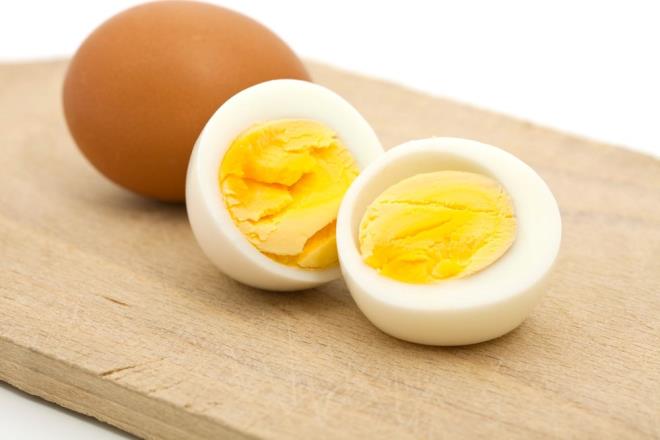 Kahvaltıda iki yumurta sağlam bir protein temeli sağlar ancak çoğu yetişkinin, özellikle de yüksek aktivite seviyelerine sahip olanların günlük protein ihtiyacını karşılamayabilir. Yumurtalar besleyicidir ancak optimum beslenmeyi sağlamak için yoğurt baklagiller ve kuruyemişler gibi diğer protein açısından zengin yiyeceklerle eşleştirilmelidir. Sağlık sorunları olan kişiler yumurta tüketimi konusunda tıbbi tavsiye almalıdır.