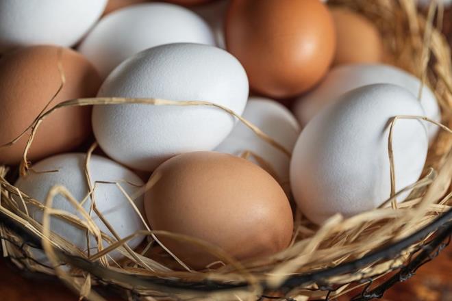 YUMURTALARI DİĞER BESİNLERLE EŞLEŞTİRİN    Günlük protein hedeflerine etkili bir şekilde ulaşmak için diyete çeşitli protein kaynakları eklemek önemlidir. Bazı mükemmel alternatifler ve tamamlayıcı gıdalar şunlardır:    Yağsız etler - porsiyon başına 25-30 gram protein    Balık - porsiyon başına 20-25 gram    Süt ürünleri (Yoğurt, süzme peynir, süt) - porsiyon başına 10-20 gram    Baklagiller ve fasulyeler (mercimek, nohut, siyah fasulye) - fincan başına 15-20 gram    Kuruyemişler ve tohumlar (badem, fıstık, chia tohumları) - porsiyon başına 5-10 gram    Bu yiyecekleri yumurtalarla birlikte öğünlere dahil ederek, bireyler herhangi bir tek yiyeceğin aşırı miktarını tüketmeden protein ihtiyaçlarını kolayca karşılayabilirler.