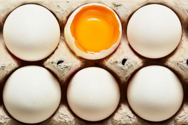 Protein, kas onarımı, bağışıklık fonksiyonu, enzim üretimi ve genel vücut sağlığı için gerekli olan temel bir makro besindir. Birçok kişi zengin besin profili nedeniyle birincil protein kaynağı olarak yumurtalara güvenir. Sabahları 2 yumurta yemenin protein ihtiyacını karşıladığına inanılır. Peki, her gün İki yumurta bir yetişkinin günlük protein ihtiyacını karşılamak için yeterli midir?