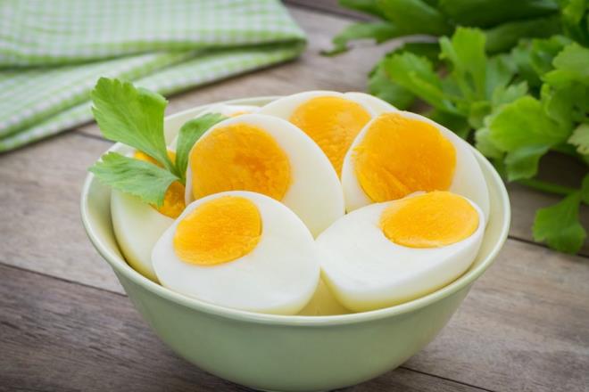 Yumurtaların temel protein kaynağı olarak alınması, lif eksikliğinin yanı sıra çeşitli besin kaynaklarının bir parçası olan yeterli demir ve diğer temel mikro besinlerden yoksun oldukları için besin boşluklarına neden olabilir.    Örneğin, büyük bir yumurta yaklaşık 6-7 gram protein içerir, bu nedenle iki yumurta yaklaşık 12-14 gram protein sunar. Bu çok fazla değildir ancak çoğu yetişkin için günlük protein ihtiyacının bir parçası olarak yeterlidir. Ortalama hareketsiz bir yetişkinin vücut ağırlığının kilogramı başına yaklaşık 0,8 gram proteine ​​ihtiyacı vardır. Örneğin, 70 kg ağırlığındaki bir kişi için bu, günlük yaklaşık 56 gram protein anlamına gelir; bu da iki yumurtanın sağladığından önemli ölçüde daha fazladır.