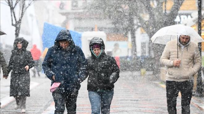 ERZURUM VE EVRE LLERE KAR UYARISI    Meteoroloji 12. Blge Mdrl, Erzurum ve evresinde yarndan itibaren kuvvetli kar ya uyarsnda bulundu.    Valilikten yaplan aklamaya gre, Meteoroloji 12. Blge Mdrlnden yaplan son deerlendirmelerde, yarn sabah saatlerinden itibaren Erzurum ve evrelerinde kuvvetli kar ya (10-20 santimetre) bekleniyor.    Kar yann 7 ubat Cuma gnne kadar etkili olaca tahmin edilen blgede, ulamda aksamalar, gr mesafesinde azalma, buzlanma ve don olaynn yan sra kar rts bulunan dalk blgeler ve yksek kesimlerde  tehlikesine kar uyar yapld.