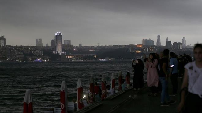 Aklamada, scaklklarn 1-2 derece daha dmesi halinde ehir merkezlerinde 3 ila 10 santimetre arasnda kar kalnlnn oluabilecei uyars yaplrken, kar yann cuma sabahndan itibaren hafif yamura dnmesinin beklendii kaydedildi.    Aklamada ayrca, kuvvetli kar ya ve souk hava nedeniyle yaanabilecek ulam aksamalar, aa ve direk devrilmeleri, at ve tabela umalar, soba ve baca gaz zehirlenmeleri ile buzlanma riskine kar uyar da yapld.