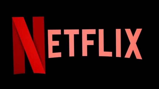 SQUID GAME 2. SEZON HAKKINDA      Squid Game?i kazanmasnn stnden  yl geen Oyuncu 456, oyunun ardndaki insanlar bulmaya ve hain oyunlarna bir son vermeye kararldr. Kazand serveti bu araya yatran Gi-hun, ie akla gelen ilk yerden balar ve metroda ddakji oynayan takm elbiseli adamn peine der. Ancak abalar nihayet sonu verdiinde, oyunu sona erdirmeye giden yolun sandndan daha lmcl olduu ortaya kar: oyunu bitirmek iin oyuna yeniden girmesi gerekmektedir.