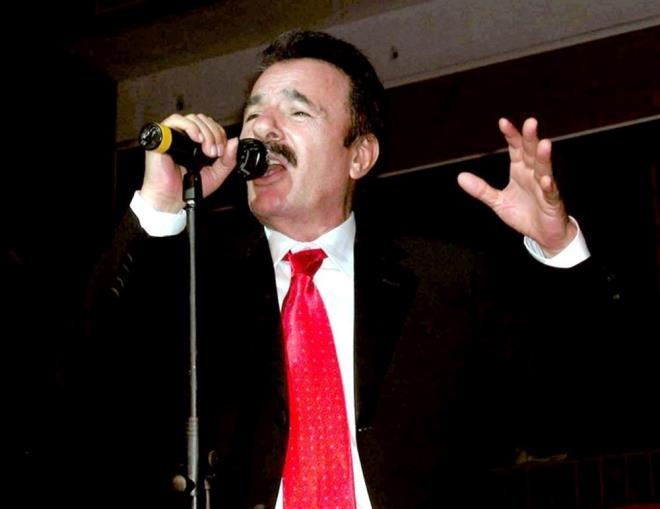 "eme", "Hatran Yeter", "Emmiolu", "Bana sor", "Ben de zledim" gibi arklaryla tannan Ferdi Tayfur, 2 Ocak 2025 tarihinde karacier ve bbrek yetmezlii nedeniyle yaamn yitirdi.    Vefatyla sevenlerini yasa boan Ferdi Tayfur, 4 Ocak'ta son yolculuuna uurland.