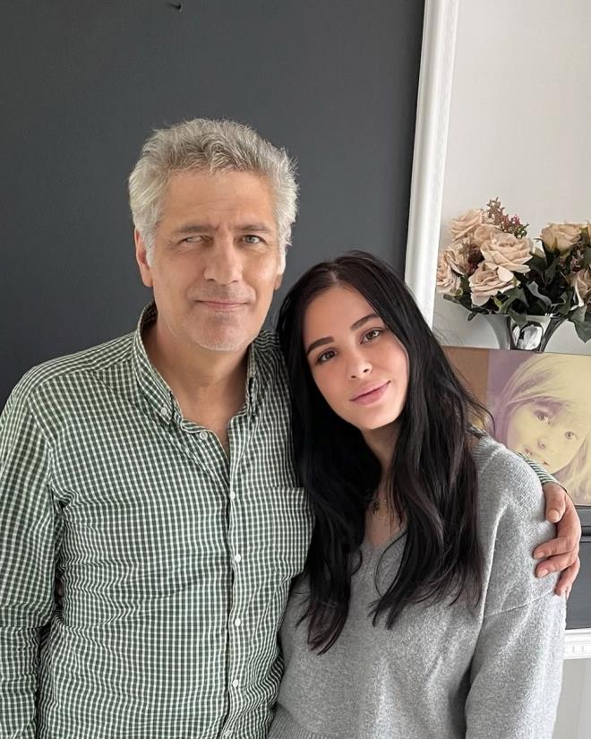 TUE TAYFUR ATE PSKRD    Vasiyet aklamas zerine Tue Tayfur sessizliini bozdu. Aabeyi Timur Turanbayburt ile fotorafn paylaan Tayfur, paylamnda u ifadeleri kulland: