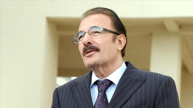 4 BRLKTELK 5 OCUK  <br>  Merhum sanat Ferdi Tayfur'un 4 farkl birlikteliklerden 5 ocuu bulunuyor. Ferdi Tayfur?un Konya?da tant Fatma adl bir kadnla birlikteliinden dnyaya gelen ilk ocuu Timur Turanbayburt. 1965 doumlu olan Timur Turanbayburt, babasnn Ferdi Tayfur olduunu 13 yanda rendi. 2020 ylnn banda Ferdi Tayfur bbrek yetmezlii yaad ve  Timur Turanbayburt ise babasna bir bbreini balad.   <br>  TEK RESM EVLLK YAPTI    Sanat, Ferdi Tayfur, 1974 ylnda Zeliha Turanbayburt ile evlendi. Zeliha Turanbayburt, Ferdi Tayfur?un genlik yllarnda hayatna girdi ve sanatnn ilk ve tek resmi nikanl ei oldu. iftin, Tuba Dnz ve Funda Dorul adnda iki kz dodu. Ferdi Tayfur, ?Kalan mrm onunla geirmek istiyorum? diyerek 2010 ylnda Zeliha Turanbayburt ile tekrardan bir araya geldi.    Ferdi Tayfur ve Necla Nazr?n kzlar Tue Tayfur, 1988?de dnyaya geldi. nl ift, 33 yl birliktelik yaad, daha sonra ayrld.