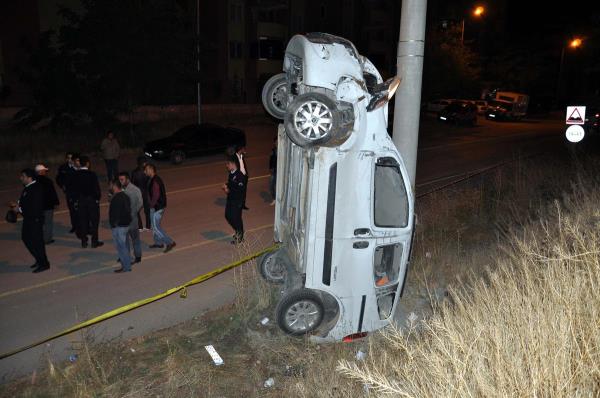 Bir kaza haberi de Kahramanmara'tan... Kahramanmara'n Elbistan ilesinde 2 otomobilin arpt kazada yaralanan 2 kii hastaneye kaldrld. Seluk Doan ynetimindeki 46 E 4796 plakal otomobil, Yunusemre Mahallesi eenistan Caddesi'nde kar ynden gelen Celal Yldz idaresindeki 46 EN 495 plakal otomobille arpt. Doan'n kulland otomobil, elektrik direine arparak durabildi.