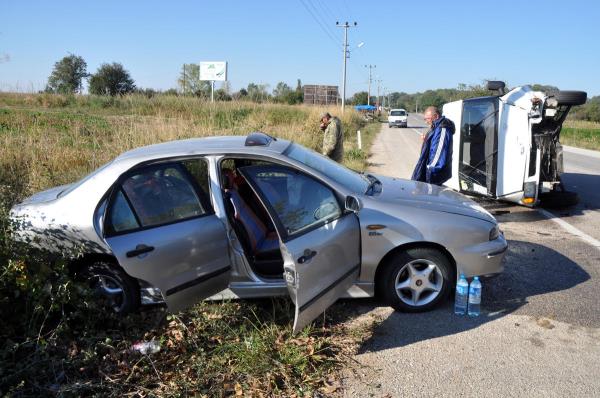 Bir baka kaza ise Edirne'de yaand. Edirne'de gmrk personelini tayan minibs ile nbetten kan askerlere ait otomobilin arpmas sonucu meydana gelen trafik kazasnda 9 kii yaraland.