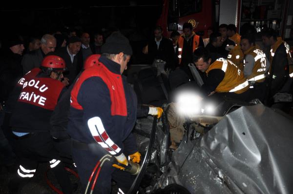 Bolu&#8217;da, otomobilin yolcu otobsyle arpmas sonucu, katldklar dnden Ankara'ya dnen bir retim grevlisi ile retmen ld, 3 kii yaraland.