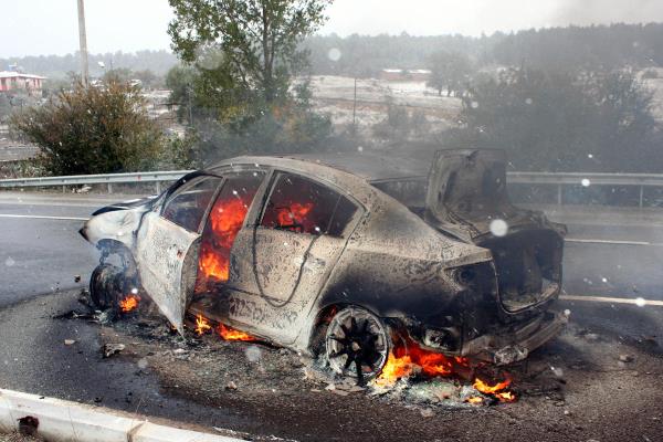 Bolu'daki baka bir kazada ise araba alev ald. D-100 karayolunda Bolu ynne giden brahim Gnaydn idaresindeki 14 BA 666 plakal otomobil, Krolu mevkisinde srcnn direksiyon hakimiyetini kaybetmesi sonucu bariyerlere arpt.