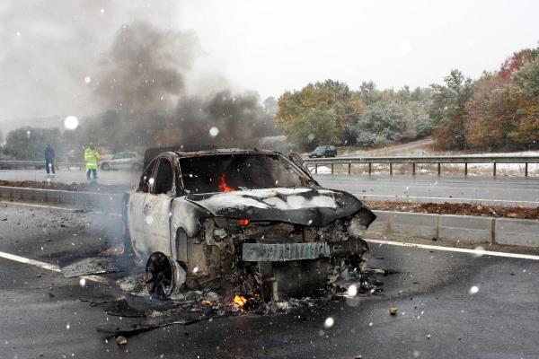 apmann etkisiyle ara, motor blmnden alev ald. Srcnn yangn tpyle sndrme almas yeterli olmaynca, alevlere olay yerine arlan itfaiye ekipleri mdahale etti.