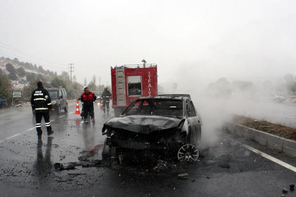 Ekipler tarafndan sndrlen yangn nedeniyle otomobil kullanlamaz hale geldi.