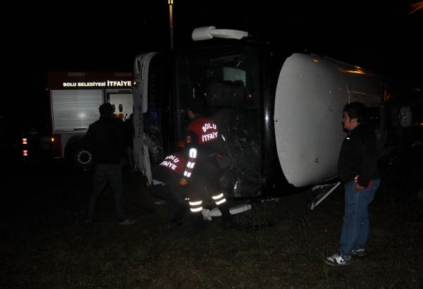 Bolu&#8217;da, otomobilin yolcu otobsyle arpmas sonucu, katldklar dnden Ankara'ya dnen bir retim grevlisi ile retmen ld, 3 kii yaraland. Kaza sonras otomobilde skan src Bolu Belediyesi tfaiye ekipleri tarafndan skt yerden kartld.